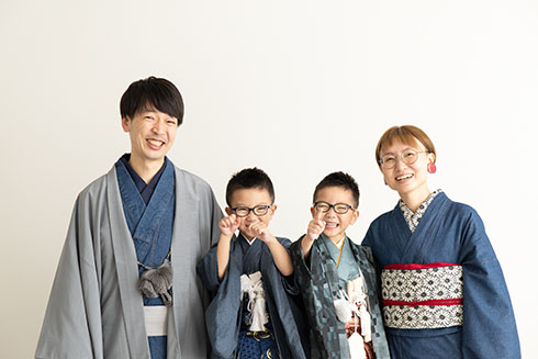 家族と一緒にリラックスしながら撮影